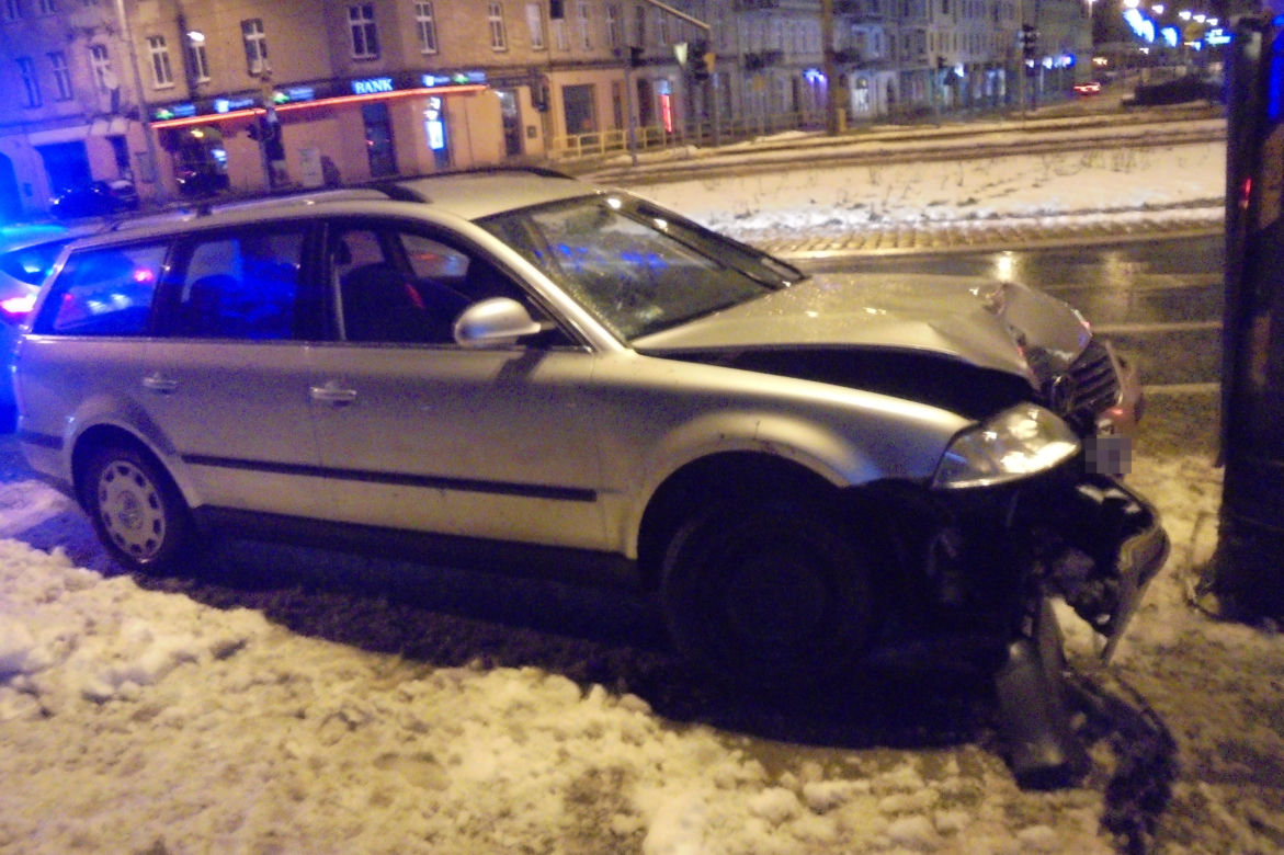 Wypadek w Grudziądzu. Pijana 34-latka uderzyła w latarnię! [ZDJĘCIA]