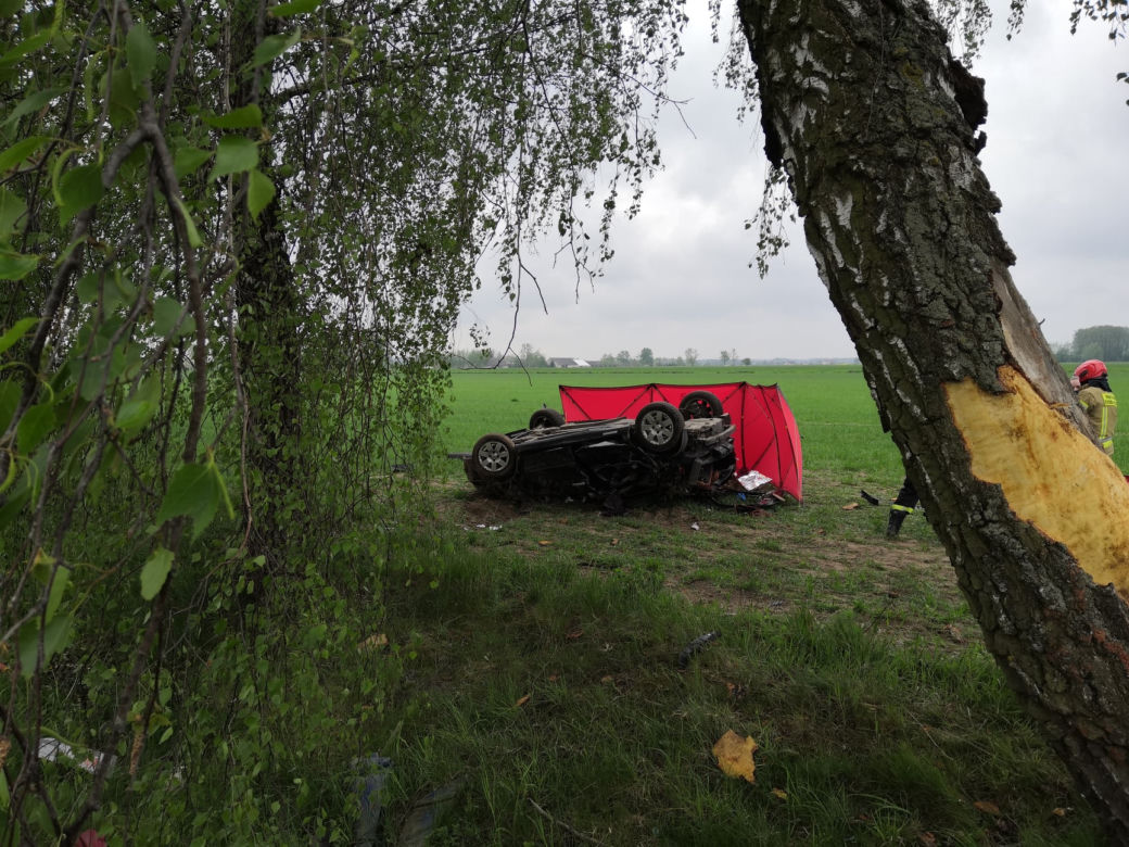 Nienałty-Szymany. Nie żyje kierowca Citroena! Rozbił się o dwa drzewa i dachował [ZDJĘCIA]