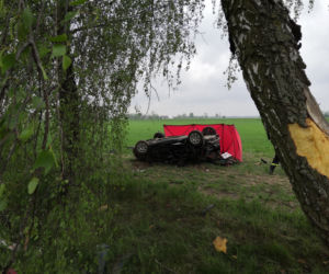 Nienałty-Szymany. Nie żyje kierowca Citroena! Rozbił się o dwa drzewa i dachował [ZDJĘCIA]