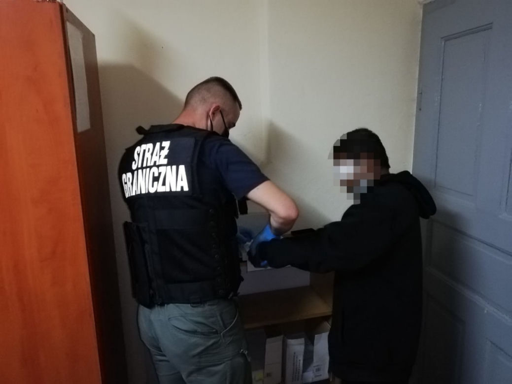 Wpadli, bo ich samochód zaczął płonąć! Nielegalni imigranci ze Sri Lanki zatrzymani