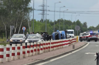 Stojadła: Zderzenie busa i osobówki, poszkodowanych jest aż 10 osób