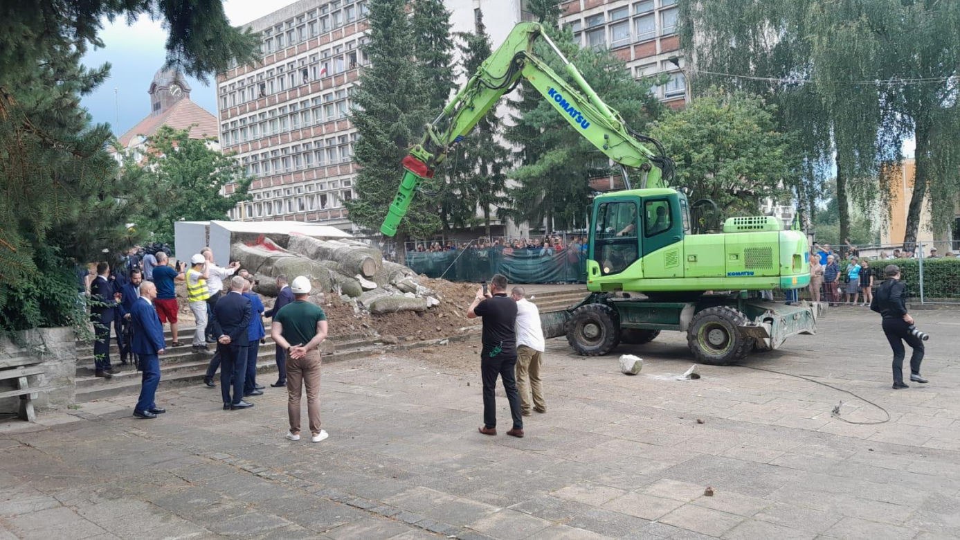 Zburzenie pomnika w Nowogardzie