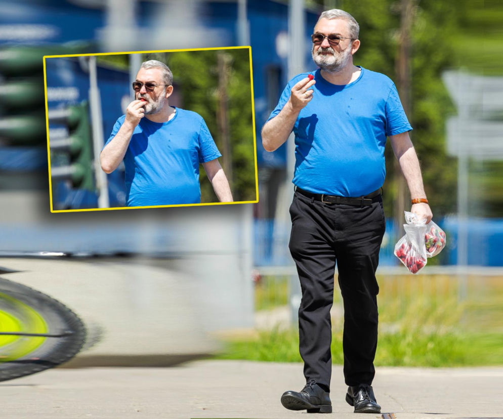 Karol Karski je maliny prosto z torby podczas spaceru. Na miniaturze polityk wkłada owoc do ust. Czytaj w SE.