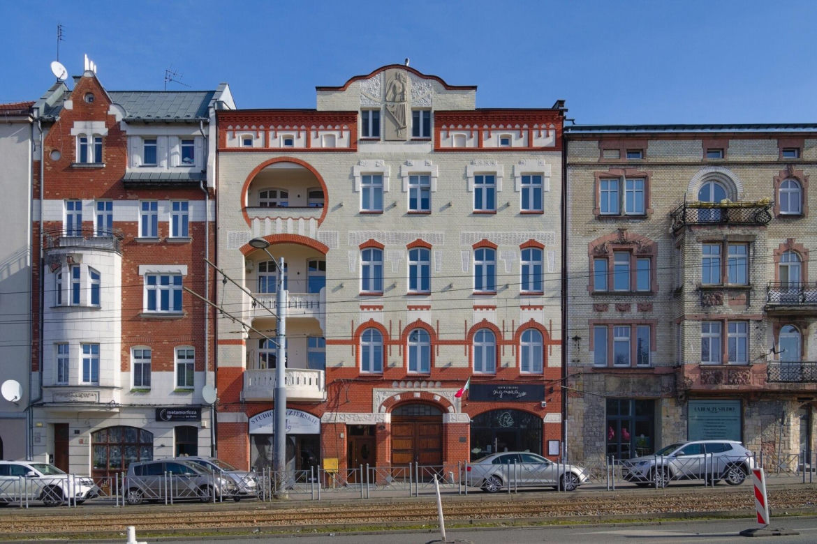 Przejęło nazwę od wchłoniętej wsi. Dzisiaj jest jednym z najważniejszych miast w województwie śląskim