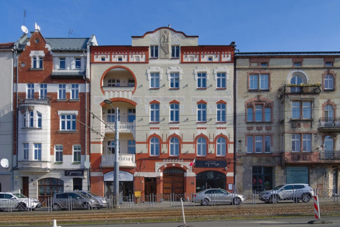 Przejęło nazwę od wchłoniętej wsi. Dzisiaj jest jednym z najważniejszych miast w województwie śląskim