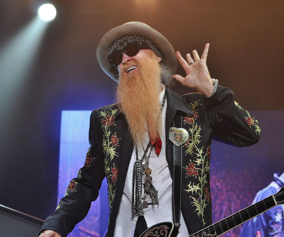 Billy Gibbons z ZZ Top na scenie z gitarą. O przyszłości legendarnej grupy przeczytasz na EskaRock.