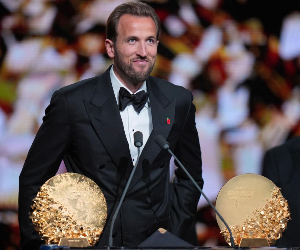 Piłkarz Harry Kane z dwiema złotymi statuetkami podczas gali Złotej Piłki. O wynikach plebiscytu przeczytasz na SE Supersport.