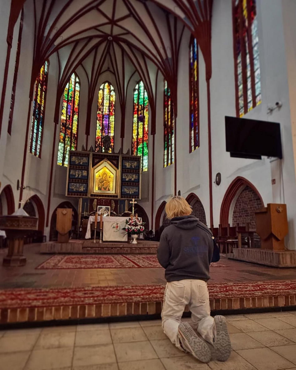 Kilka dni po wypadku Skolim już szaleje po scenie bez temblaka. "Ciało boga, głos anioła"