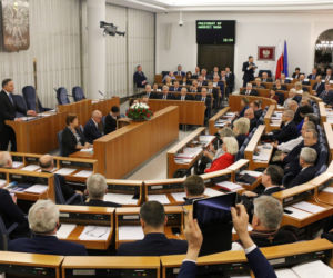 Ustawa budżetowa w Senacie. Senatorzy czekają na ruch Sejmu ws. kryptowalut