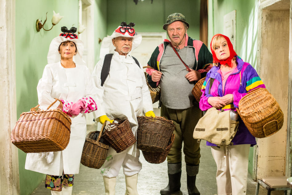 Świat według Kiepskich. Ferdek (Andrzej Grabowski), Paździoch (Ryszard Kotys), Helena (Renata Pałys), Halina (Marzena Kipiel-Sztuka)