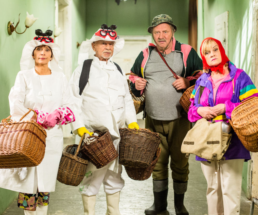 Świat według Kiepskich. Ferdek (Andrzej Grabowski), Paździoch (Ryszard Kotys), Helena (Renata Pałys), Halina (Marzena Kipiel-Sztuka)