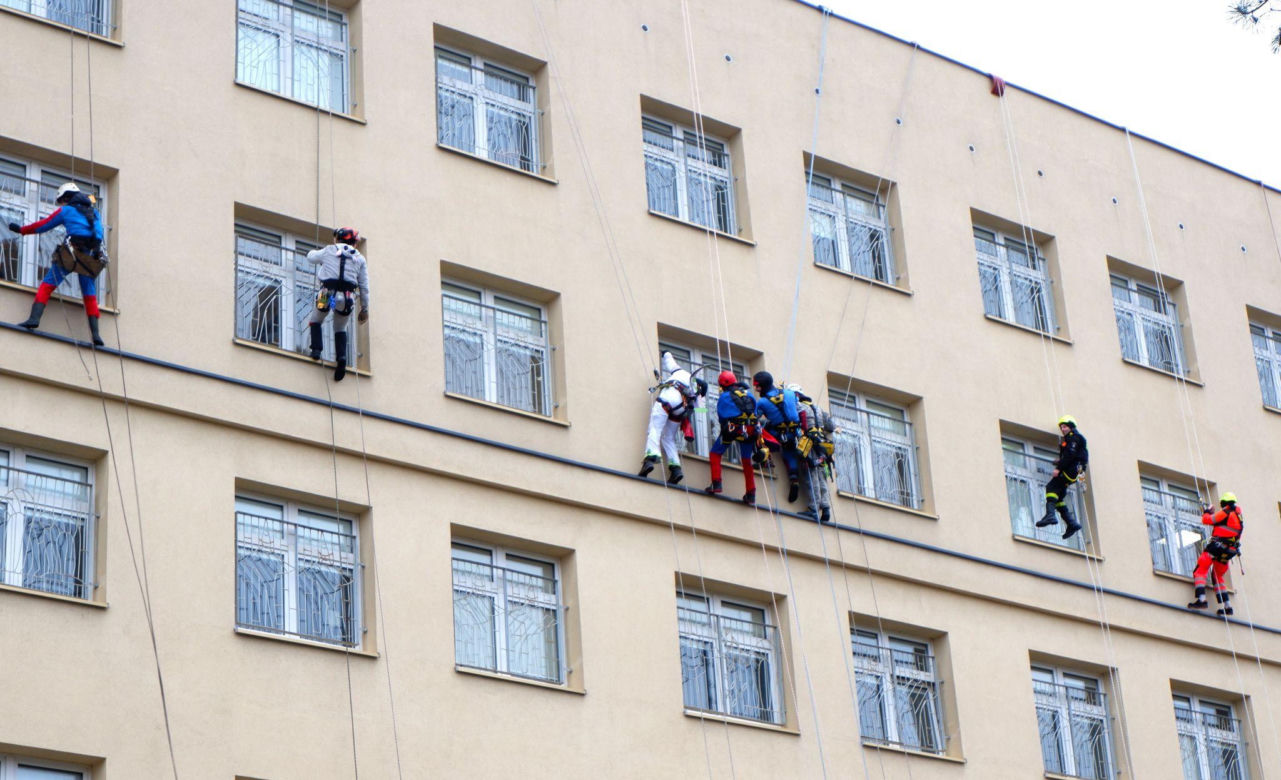 Superbohaterowie odwiedzili małych pacjentów