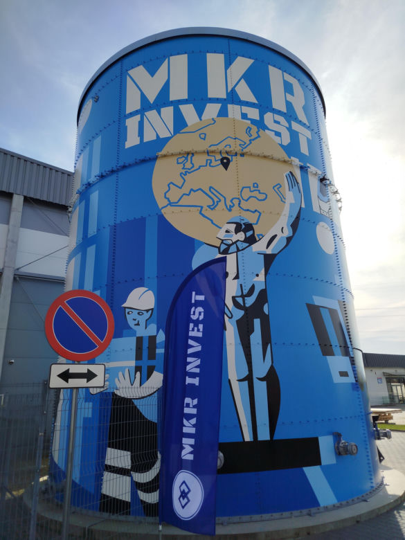 Powiat siedlecki: Nowy mural z wizerunkiem Atlasa „Jacka” powstał na zbiorniku przeciwpożarowym w Borkach Wyrkach przy trasie A2. Farba ma właściwości ekologiczne i oczyszcza powietrze