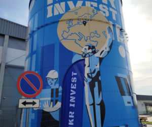 Powiat siedlecki: Nowy mural z wizerunkiem Atlasa „Jacka” powstał na zbiorniku przeciwpożarowym w Borkach Wyrkach przy trasie A2. Farba ma właściwości ekologiczne i oczyszcza powietrze