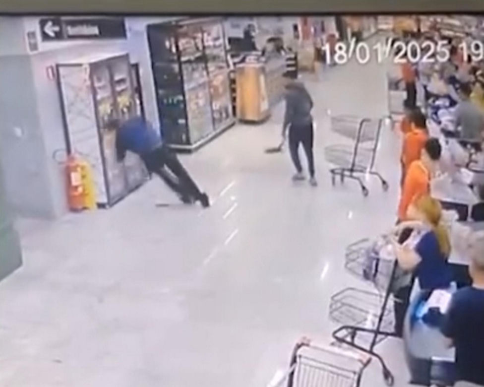 Mąż pracownicy supermarketu uderzył łopatą jej szefa. W sklepie pełno ludzi, wszystko się nagrało!