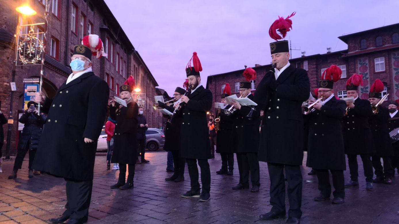 Barbórka w czasach zarazy, Górnicza orkiestra mimo pandemii obudziła mieszkańców Nikiszowca! [ZDJĘCIA]