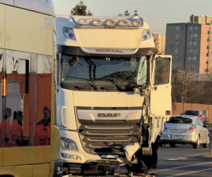 Zderzenie ciężarówki z tramwajem i potrącenie na torowisku; utrudnienia w kursowaniu tramwajów