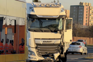 Zderzenie ciężarówki z tramwajem i potrącenie na torowisku; utrudnienia w kursowaniu tramwajów