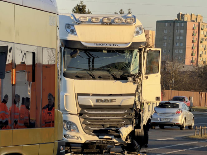 Zderzenie ciężarówki z tramwajem i potrącenie na torowisku; utrudnienia w kursowaniu tramwajów