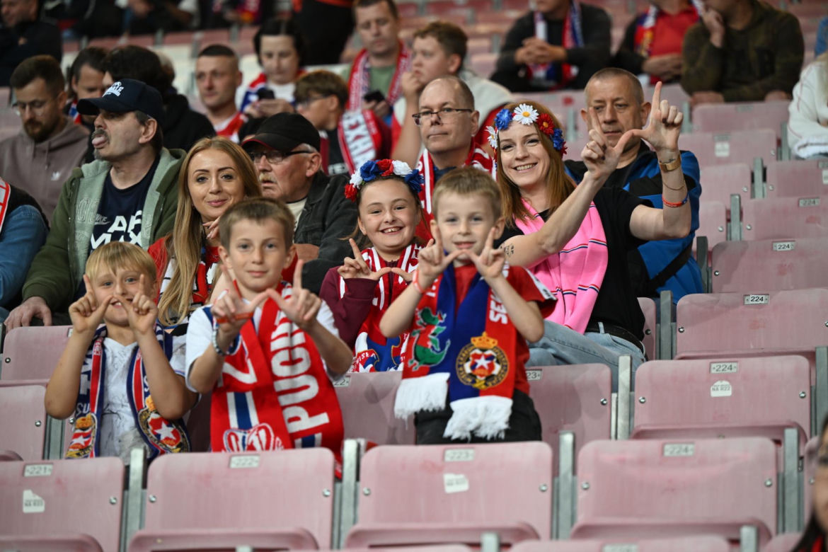 Tak kibice Wisły Kraków bawili się na trybunach. Znajdź się na zdjęciach