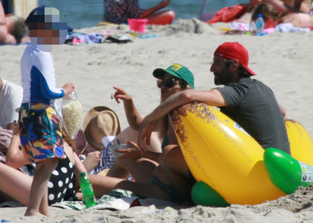 Igraszki Dowborów, Joanna Kroniewska i Maciej Dowbor na plaży