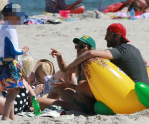 Igraszki Dowborów, Joanna Kroniewska i Maciej Dowbor na plaży