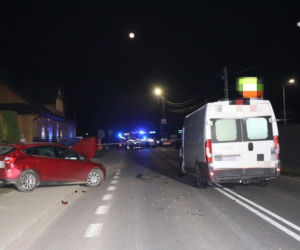 Wypadek w Ujsołach. Samochód uderzył w pieszych idących z kościoła