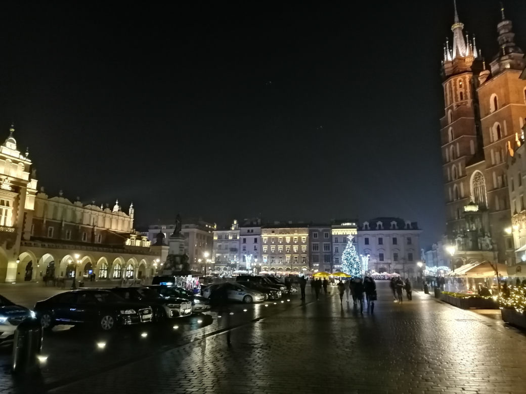Krakowski Rynek pełen policji i służb