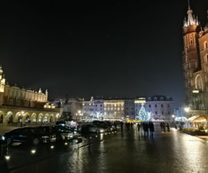 Krakowski Rynek pełen policji i służb