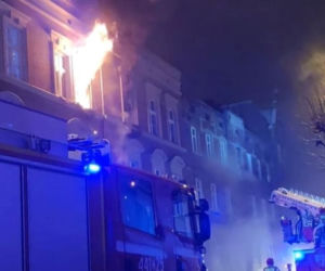 Pożar w kamienicy przy Fortecznej w Grudziądzu. Płomień wydobywał się z okna