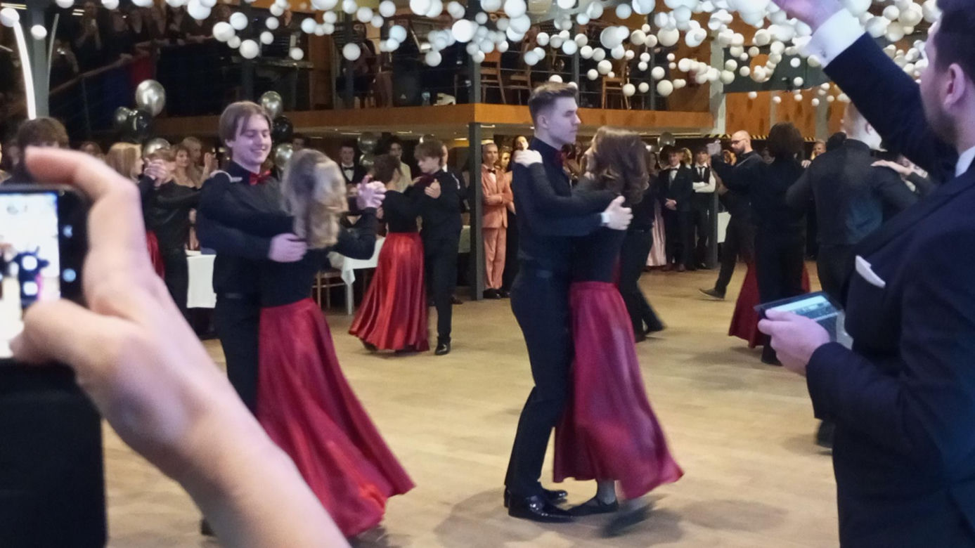 Studniówka I LO w Olsztynie. Nie tylko polonez. Uczniowie zaskoczyli wszystkich… walcem