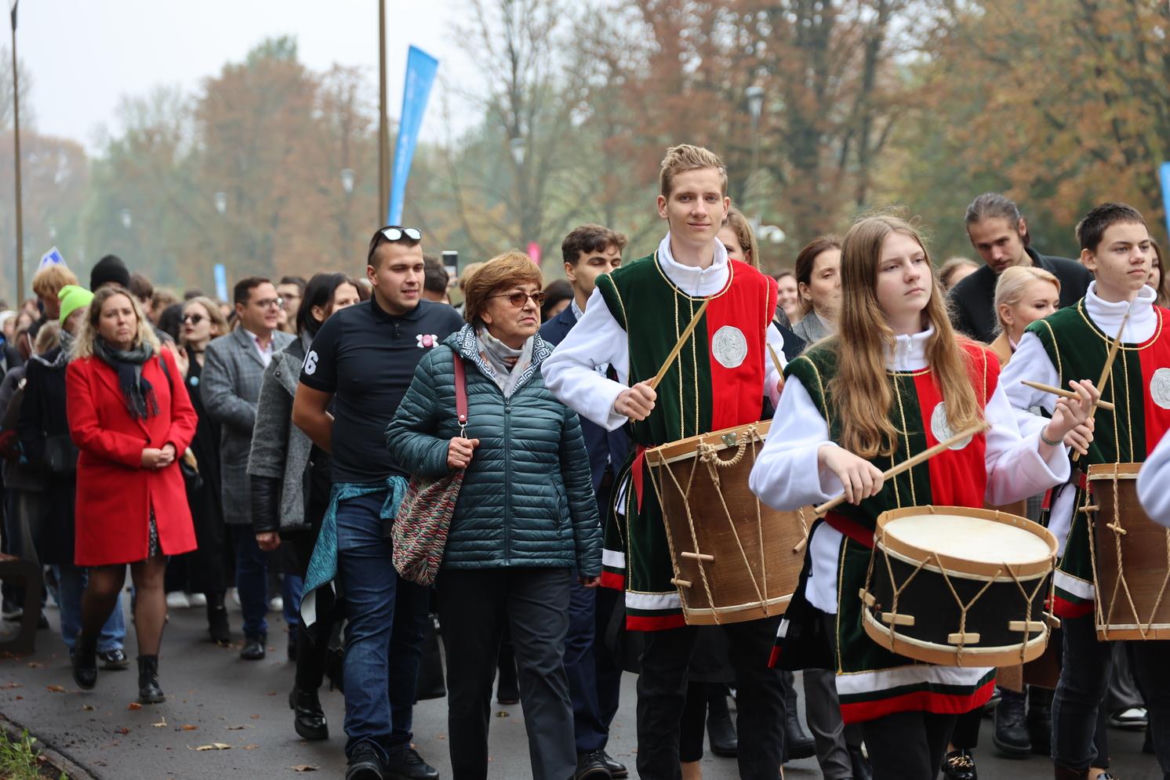 Uroczyste odsłonięcie tablicy al. Europejskiej Stolicy Młodzieży Lublin 2023 i zakopanie kapsuły czasu w Parku Ludowym