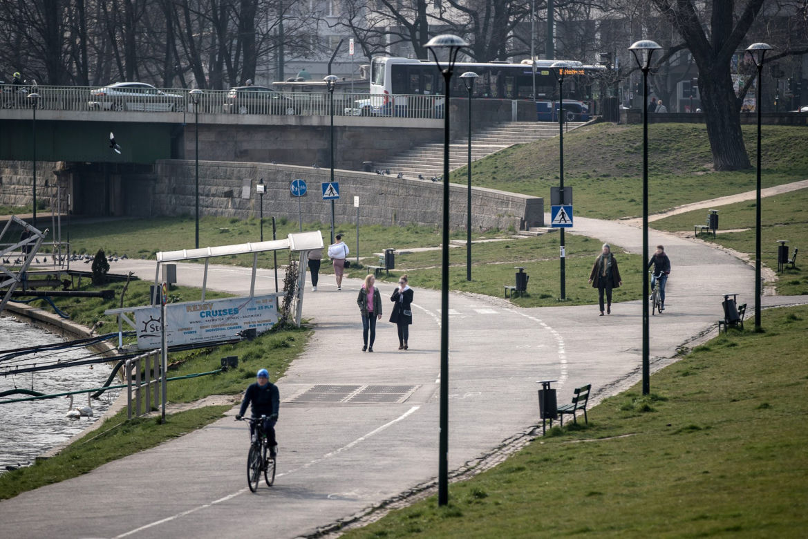Pełne Błonia i tłumy spacerowiczów. Tak wygląda kwarantanna w Krakowie