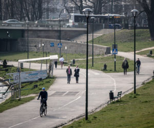 Pełne Błonia i tłumy spacerowiczów. Tak wygląda kwarantanna w Krakowie