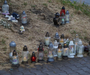 Korona księżniczki i pluszowe misie w miejscu tragedii! Tu zginęła 12-letnia Wiktoria [ZDJĘCIA, WIDE]
