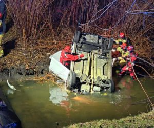 Dachował i wpadł do rzeki