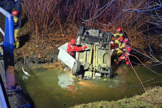 Dachował i wpadł do rzeki