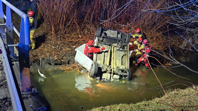 Dachował i wpadł do rzeki