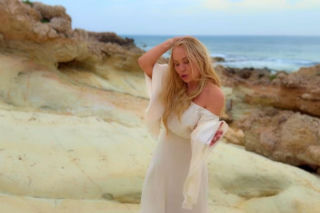 Monika Jarosińska rozlicza się z bolesną przeszłością. To nie żal, to jest śpiew. WIDEO