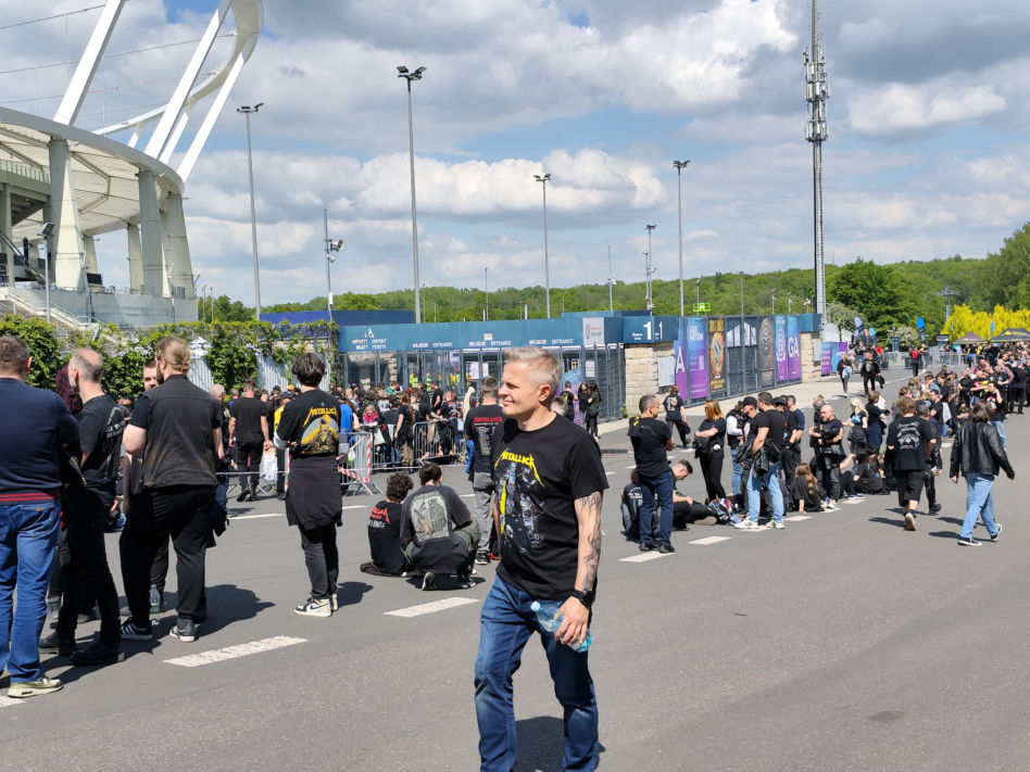 Długie kolejki i tłum fanów przed koncertem Metaliki