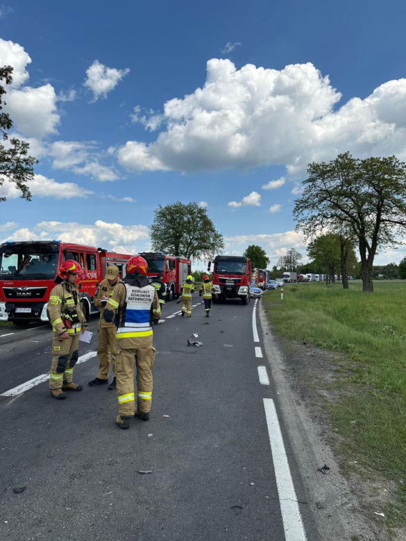 Śmiertelny wypadek na DK12 pod Opocznem. Nie żyje młoda kobieta. W zderzeniu kilku pojazdów brała udział więźniarka [ZDJĘCIA].