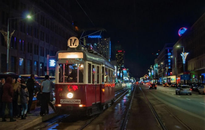 Tramwaj linii M na ulicach Warszawy