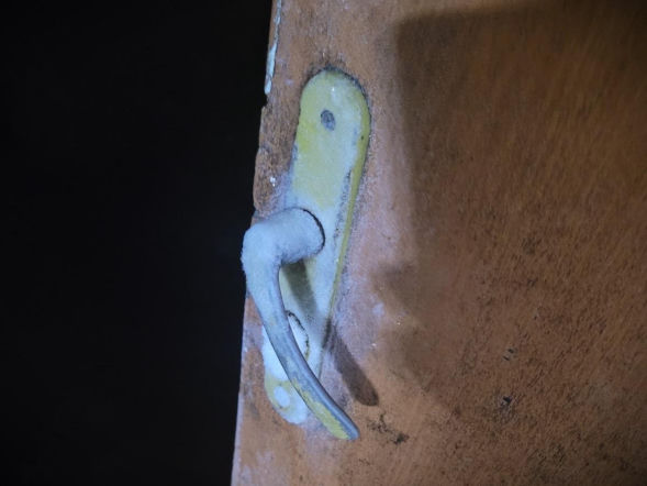 Drzwi pokrył szron, 30-latek powoli zamarzał! Uratował go anonimowy telefon do służb