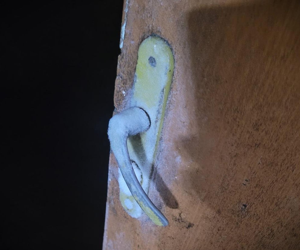 Drzwi pokrył szron, w budynku wyziębiony 30-latek. Uratował go anonimowy telefon do służb