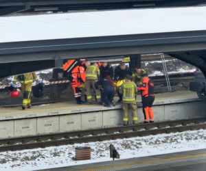 Mysłowice. 16-latka wyciągnięta spod pociągu Intercity na dworcu PKP. Zabrał ją śmigłowiec LPR [ZDJĘCIA].