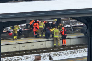 Mysłowice. 16-latka wyciągnięta spod pociągu Intercity na dworcu PKP. Zabrał ją śmigłowiec LPR [ZDJĘCIA].