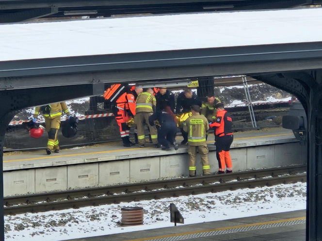 Mysłowice. 16-latka wyciągnięta spod pociągu Intercity na dworcu PKP. Zabrał ją śmigłowiec LPR [ZDJĘCIA].