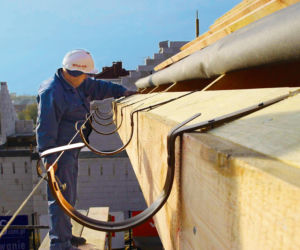 Montaż haków rynien do deski okapowej to solidne zamocowanie