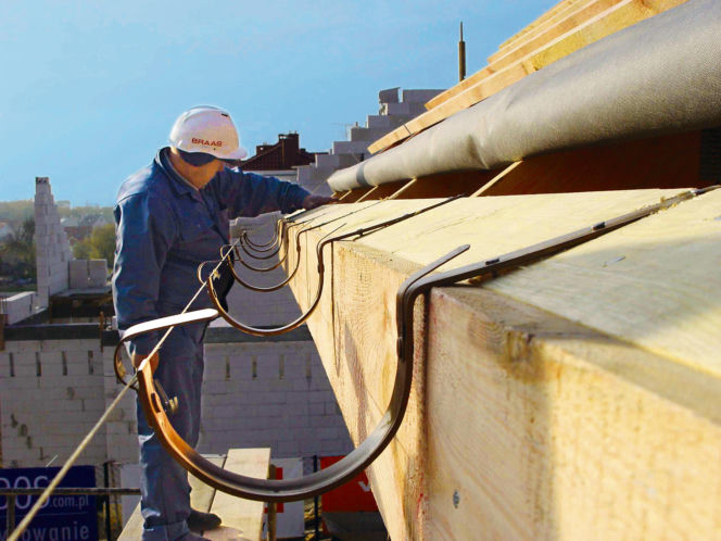 Montaż haków rynien do deski okapowej to solidne zamocowanie