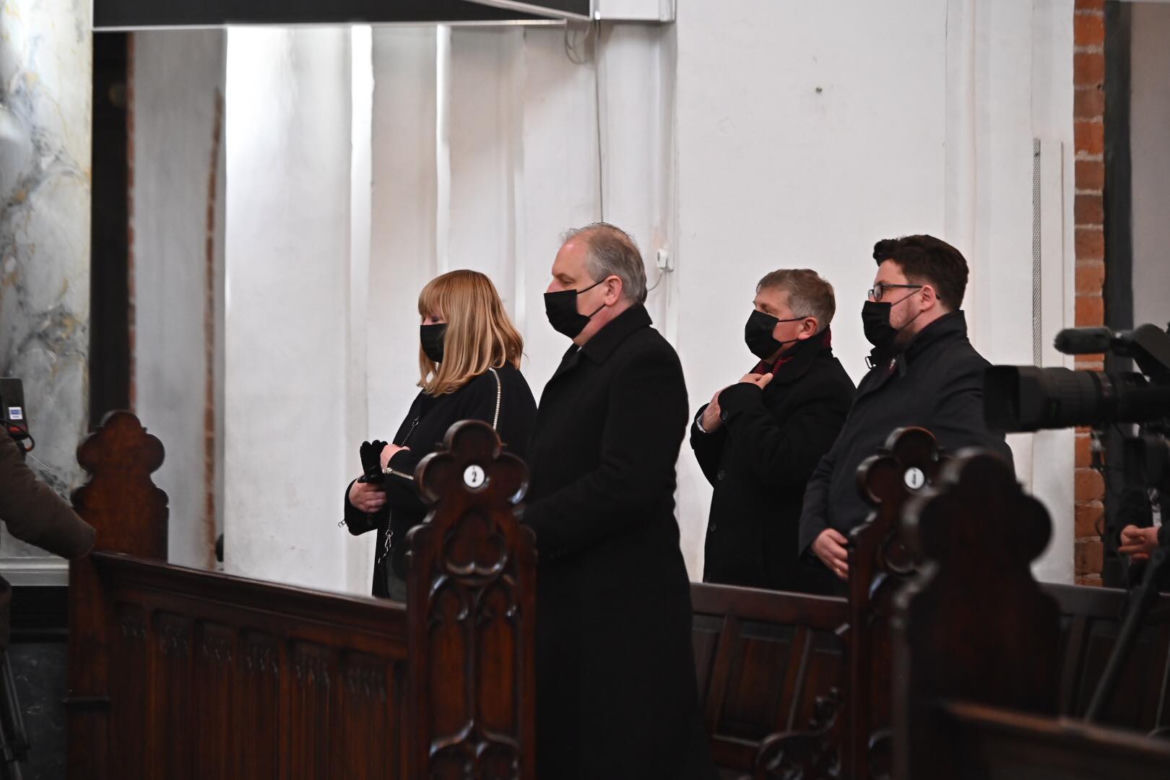 GDAŃSK: Pogrzeb Piotra Świąca. Dziennikarza żegnają tłumy